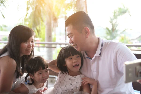 Gelukkige Aziatische Familie Tijd Samen Doorbrengen Café — Stockfoto