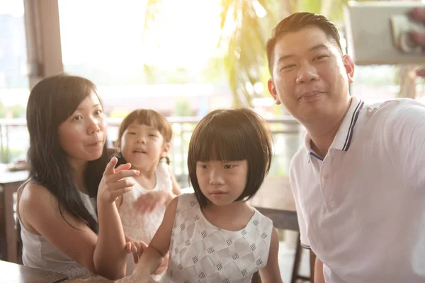 Felice Famiglia Asiatica Trascorrere Del Tempo Insieme Caffè — Foto Stock