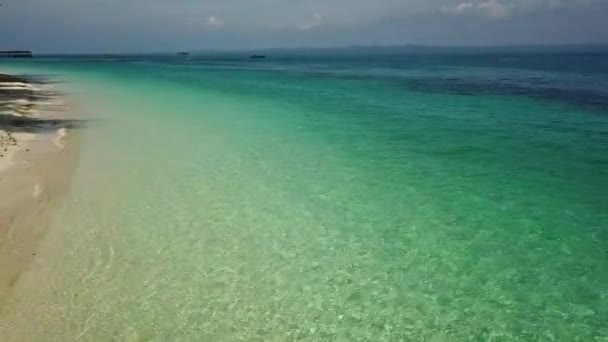 Riprese Panoramiche Della Bellissima Riva Del Mare Con Acqua Turchese — Video Stock