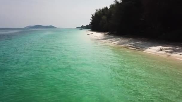 Живописные Кадры Красивого Побережья Бирюзовой Водой — стоковое видео