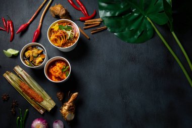 siyah yüzeyüzerinde baharat ve malzemeler çok asya laksa üst görünümü