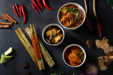 siyah yüzeyüzerinde baharat ve malzemeler çok asya laksa üst görünümü