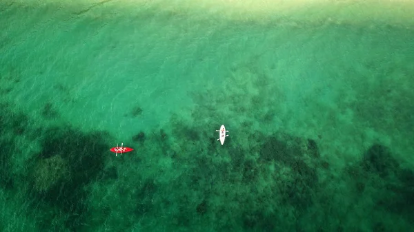 güzel tropikal denizde kano ve tekne üst görünümü