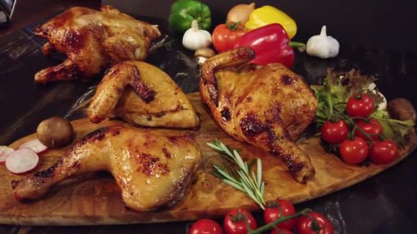 Gros Plan Poulet Rôti Sur Planche Découper — Video