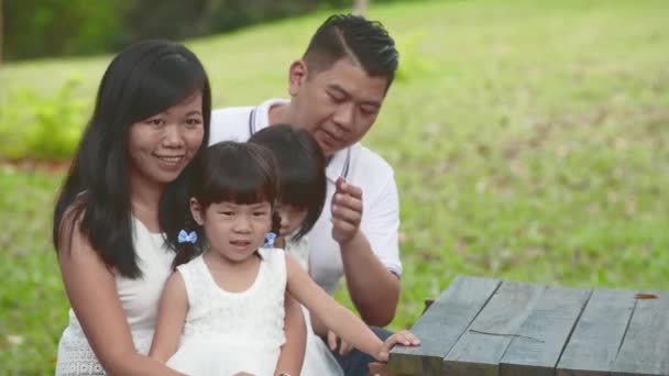 Happy Ασιατική Οικογένεια Απολαμβάνοντας Χρόνο Τους Στο Πάρκο — Αρχείο Βίντεο