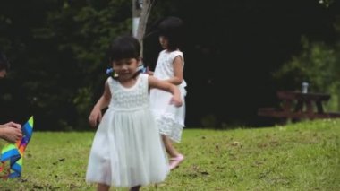 baba parkta kızları ile vakit geçirmek