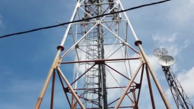 iletişim için anten kulesinin yakın çekim görüntüleri