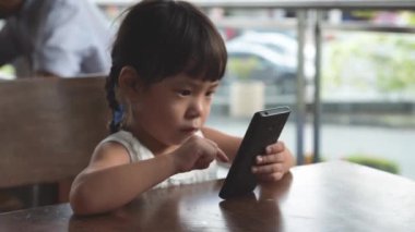 kafede akıllı telefon kullanarak sevimli Asyalı kız