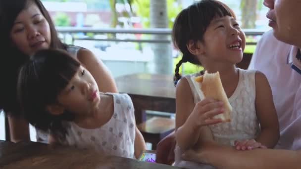 快乐的亚洲家庭在咖啡馆共度时光 — 图库视频影像