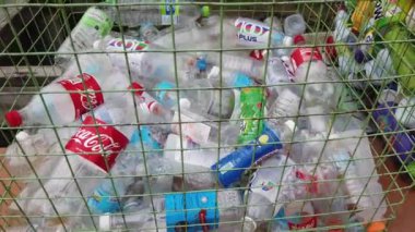 sepetteki plastik çöp yığınının yakın çekim görüntüleri