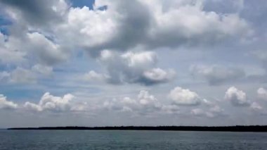 Nehirde yüzen teknenin görüntülerini hızlandırın