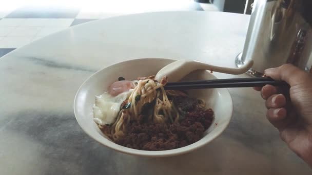 Close Beelden Van Aziatische Traditionele Noodle Tafel — Stockvideo