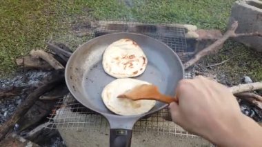 Bahçede krep kızartan adamın yakın çekim görüntüleri.