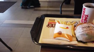 Burger King menüsü ile yakın çekim sehpası