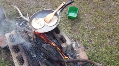 Bahçede krep kızartan adamın yakın çekim görüntüleri.