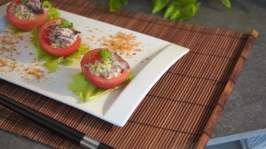 yakın çekim Çin yengeç et salatası köpekbalığı Fin ve karaca içinde domates