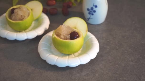 苹果食用燕窝汤的特写镜头 — 图库视频影像