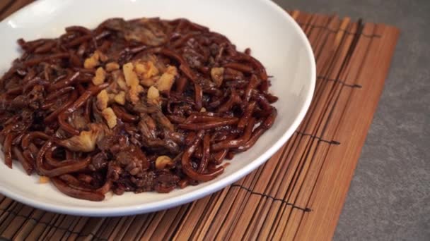 Nahaufnahmen Von Köstlichen Würzigen Malaysischen Gerichten — Stockvideo