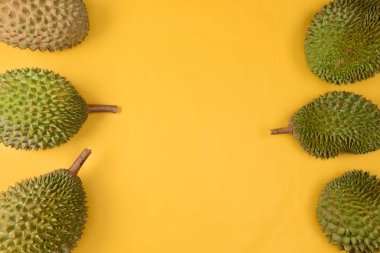 Kopyalama alanı ile parlak sarı arka planda Durian