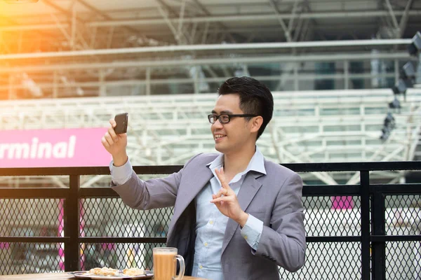 Jovem Asiático Empresário Tirar Foto Com Smartphone Rua Café — Fotografia de Stock