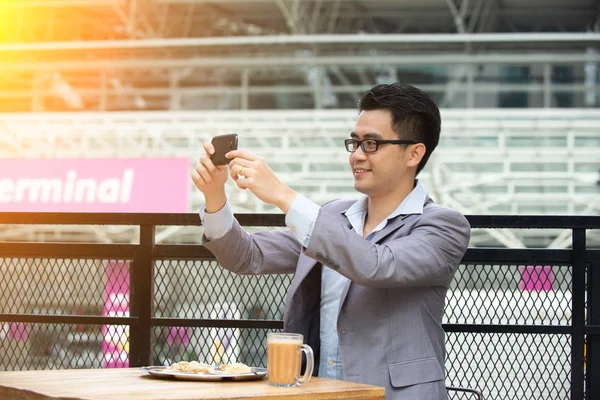 Ung Asiatisk Affärsman Tar Foto Med Smartphone Street Cafe — Stockfoto