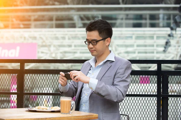 Jovem Asiático Empresário Tirar Foto Com Smartphone Rua Café — Fotografia de Stock