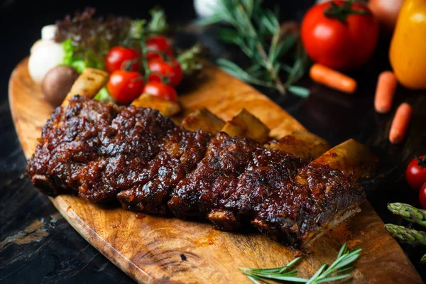 Biff Med Kjøttribbe Bbq Kjøtt Servert Med Chilipepper Ferske Tomater – stockfoto