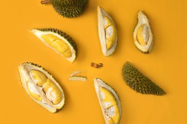 Kopyalama alanı ile parlak sarı arka planda Durian