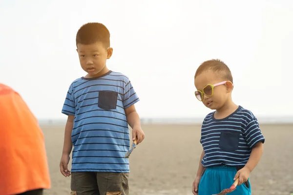 Chlapci Hrají Pískem Pláži Při Západu Slunce — Stock fotografie