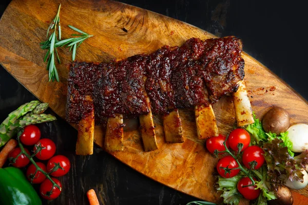 Churrasco Costelas Carne Bife Servido Com Uma Pimenta Quente Tomate — Fotografia de Stock