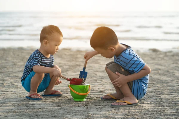 Niños Jugando Con Arena Playa Atardecer — Foto de Stock