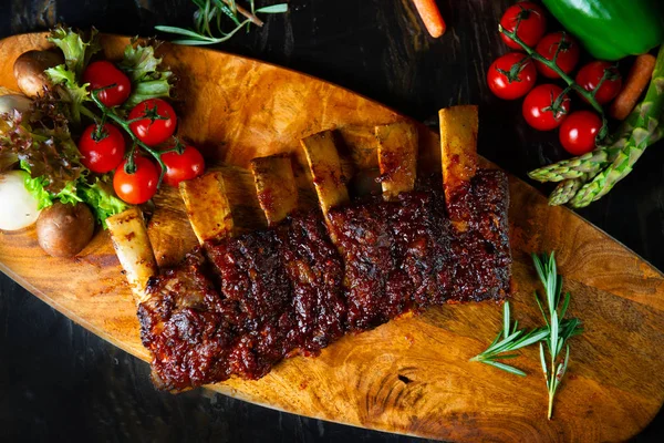 Churrasco Costelas Carne Bife Servido Com Pimenta Quente Tomate Fresco — Fotografia de Stock