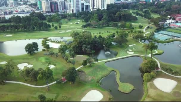 Luftaufnahmen Vom Grünen Golfplatz Asiatischer Stadt — Stockvideo