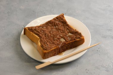 Milo ve yoğunlaştırılmış süt ile ızgara ekmek yakın çekim çekimi