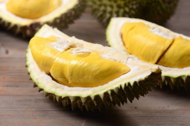 Durian yırtık ve taze, ahşap masa üzerinde sarı renk ile durian kabuğu