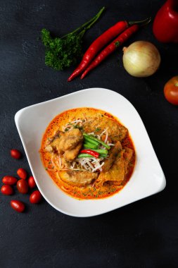 koyu arka plan ve ayarları ile köri erişte yakın çekim