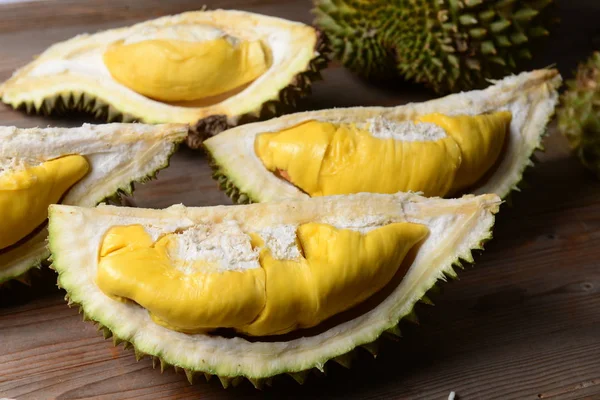 Durian Yırtık Taze Ahşap Masa Üzerinde Sarı Renk Ile Durian — Stok fotoğraf