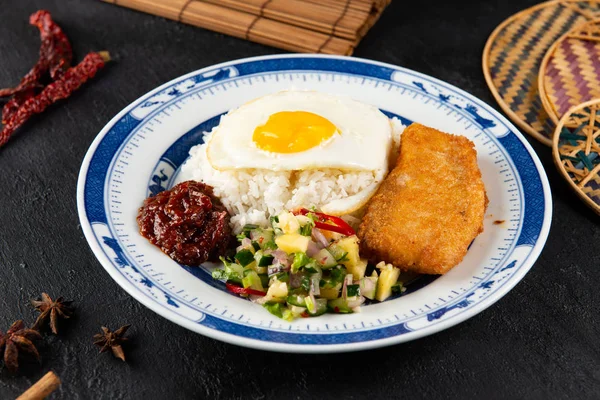 Asya gıda yakın çekim, pilav fileto o balık