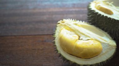ahşap masa üzerinde ham soyulmuş durian yakın çekim görüntüleri