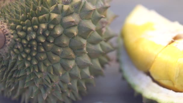 Material Primer Plano Durian Pelado Bruto Sobre Mesa Madera — Vídeos de Stock