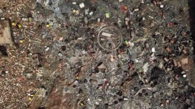 çeşitli çöplerle kaplı çamurun yakın çekim görüntüleri