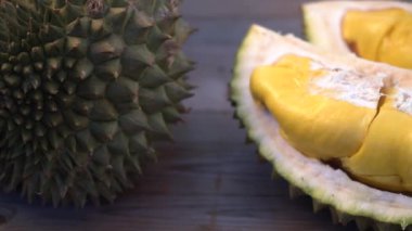 ahşap masa üzerinde ham soyulmuş durian yakın çekim görüntüleri