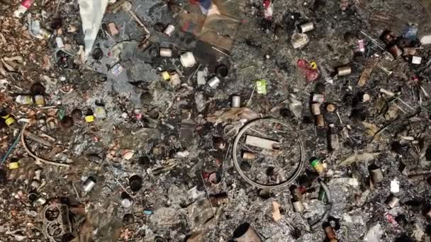 Nahaufnahmen Von Schlamm Der Mit Verschiedenen Abfällen Bedeckt Ist — Stockvideo
