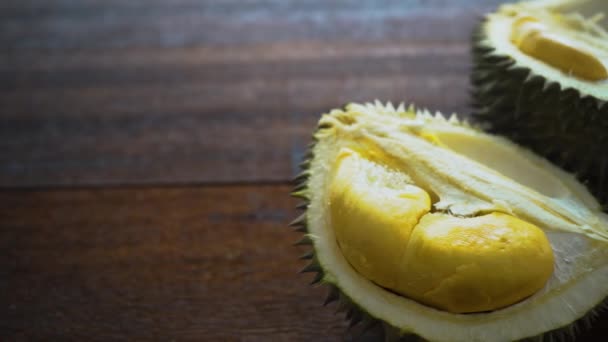 Közeli Felvételeket Nyers Hámozott Durian Fából Készült Asztal — Stock videók