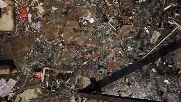 images en gros plan de boue recouverte de diverses ordures 