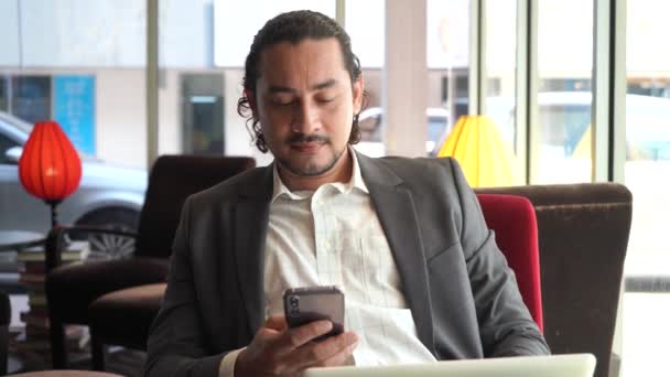 Snygg Asiatisk Affärsman Sitter Café Med Smartphone — Stockvideo