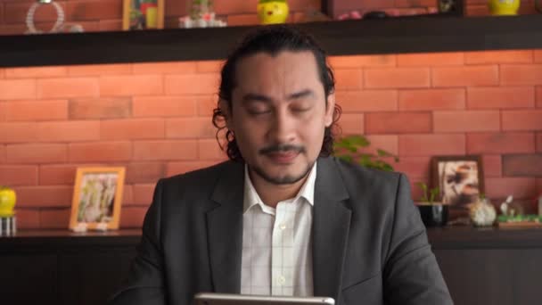 Guapo Asiático Hombre Negocios Sentado Cafetería Con Tablet — Vídeos de Stock