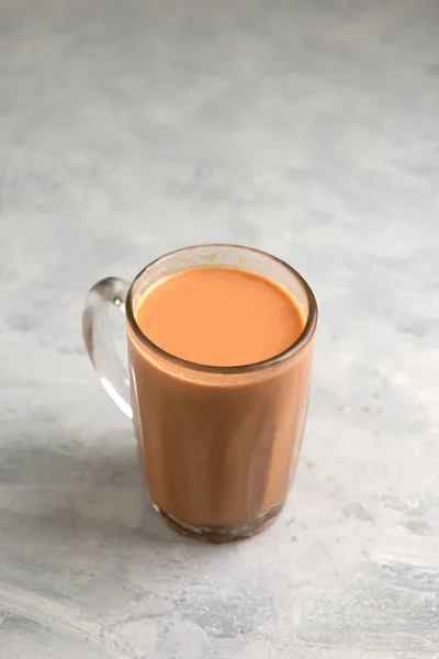 찻잔에 우유가 배경에 Teh Tarik으로 알려져 있습니다 — 스톡 사진