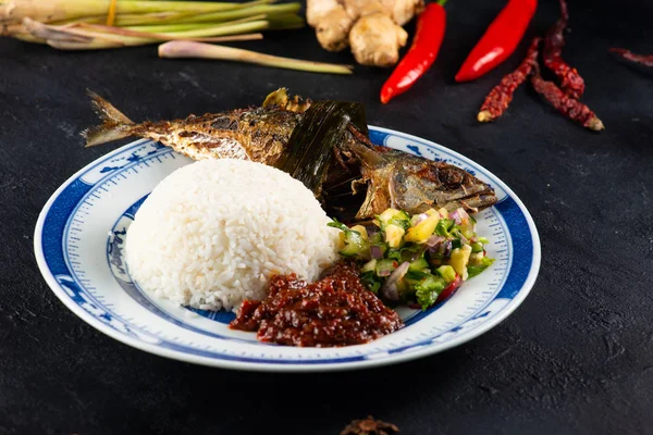 Close Shot Fried Fish Served Side Salad Rice Sambal — Stock Photo, Image