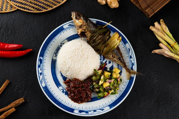 Zbliżenie Smażone Ryby Podawane Boku Sałatka Ryż Sambal — Zdjęcie stockowe